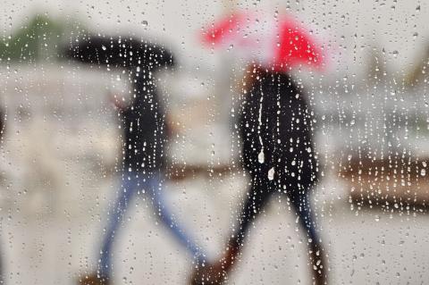 Raindrops on a cafe window.  Photo: Jim Culp (CC BY-NC-ND 2.0) https://www.flickr.com/photos/jimculp/7140363701 Raindrops on a cafe window.  Photo: Jim Culp (CC BY-NC-ND 2.0) https://www.flickr.com/photos/jimculp/7140363701